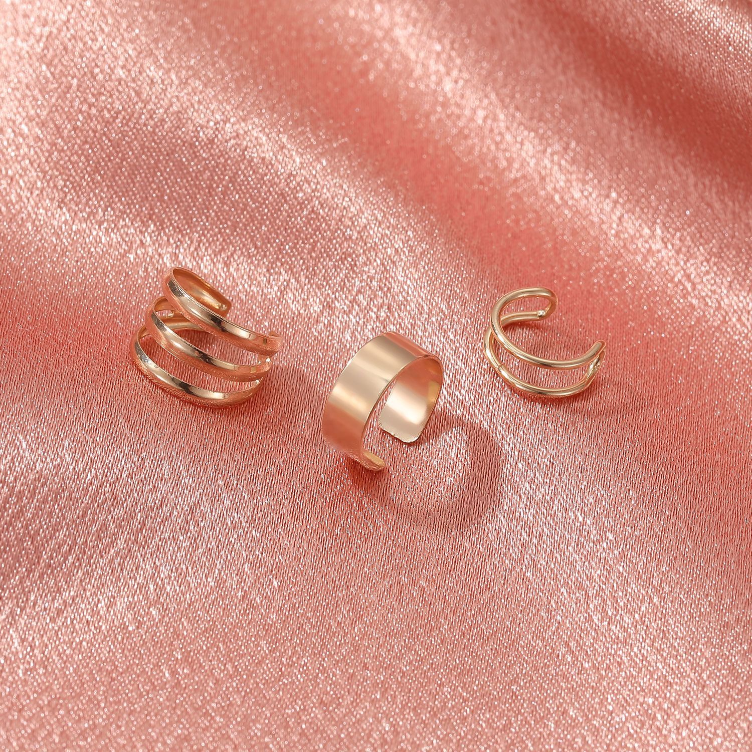 Korean style Instagram no-hole C-shaped ear bone clips, fashionable retro cold style geometric circle earrings and earrings wholesale, ear clips for women Application Scenario