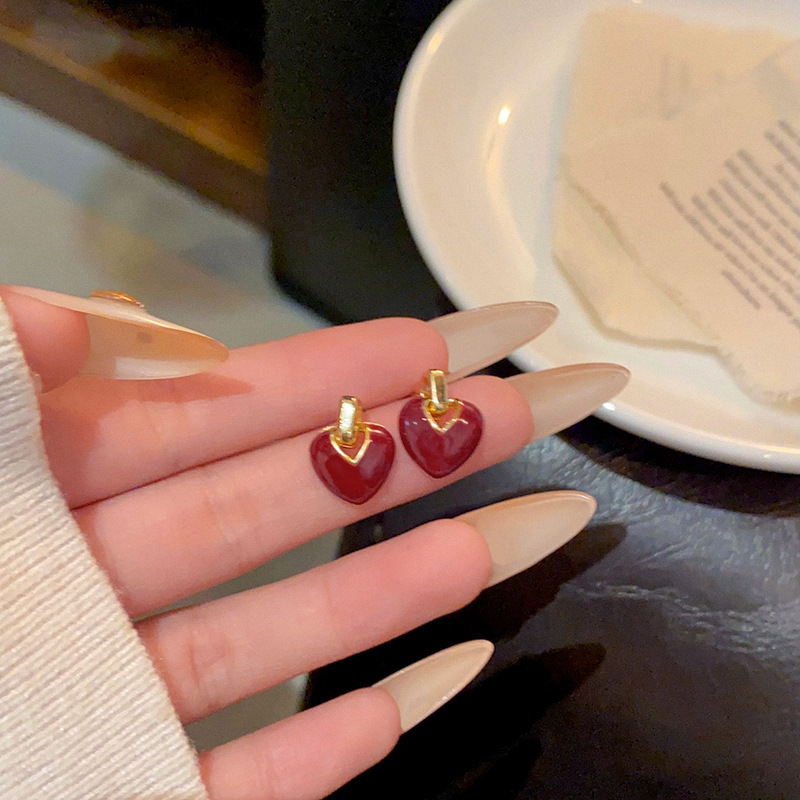 Simple glazed red heart-shaped stud earrings for women, with a light luxury and high-end feel, are popular online celebrity earrings and retro French new earrings Specification drawing
