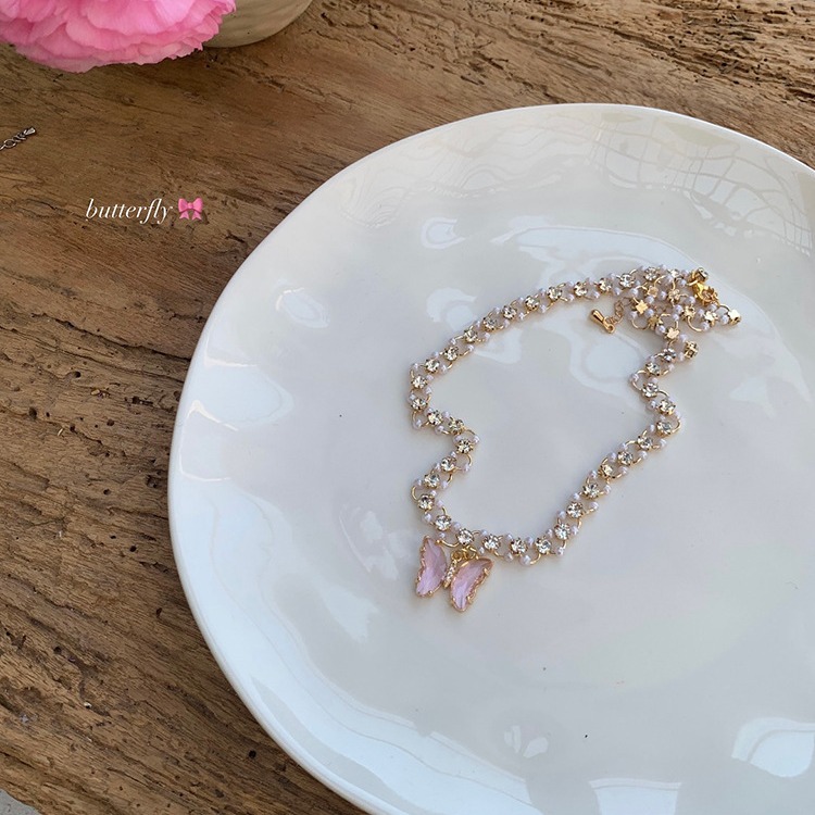 Summer rose quartz Butterfly choker necklace for women, new 2024 accessory, pearl necklace style collarbone chain Application Scenario