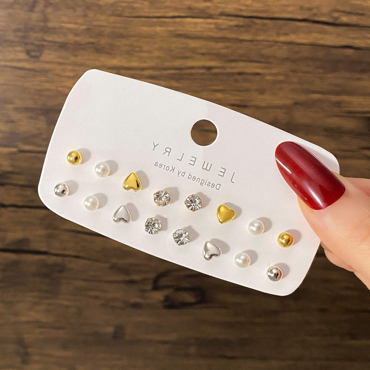 Wholesale of exquisite, simple and small heart-shaped earrings from Europe and America, fashionable and versatile for women, and niche diamond stud earrings and other accessories full figure