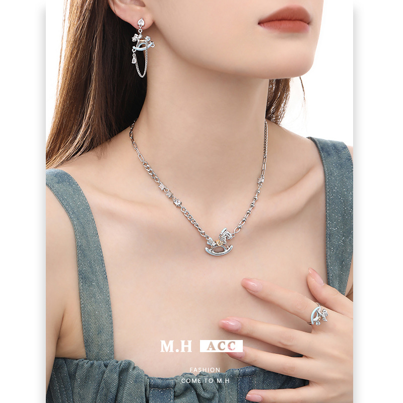 A simple and elegant wooden horse necklace that doesn't fade, a new summer collarbone chain for women. Original design, a unique and versatile necklace full figure