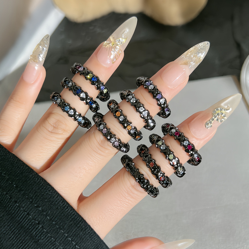The trendy dark punk cross-colored diamond fashion open ring exudes a sense of sophistication and sophistication for women, and is a unique and niche index finger ring Specification drawing