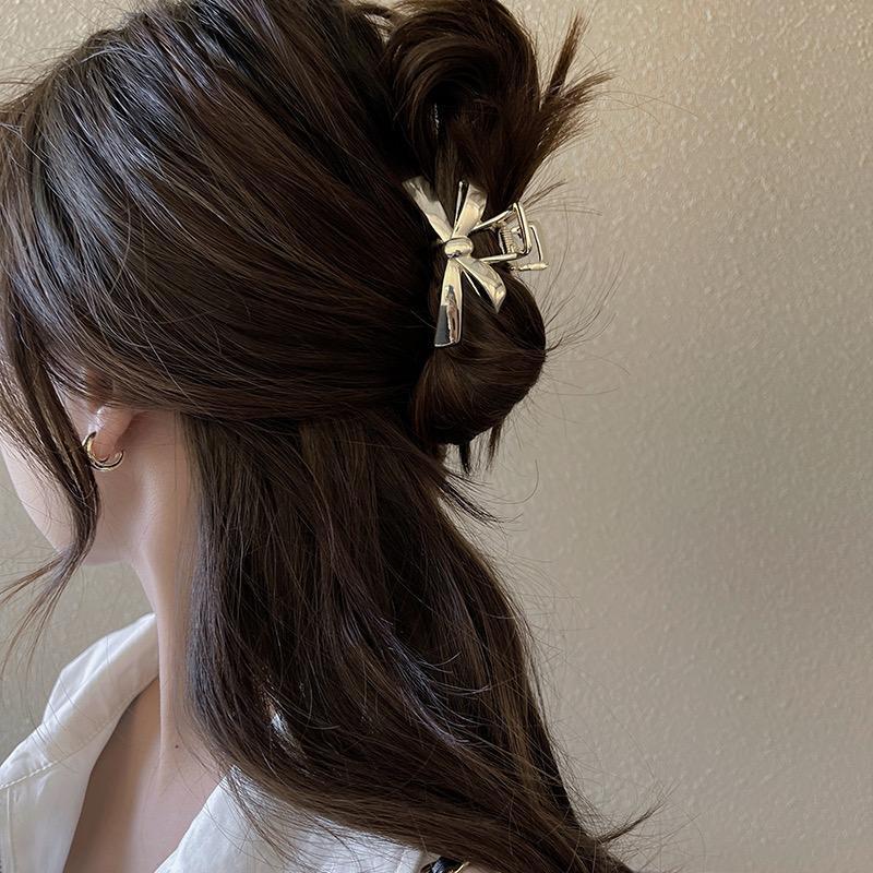 A high-end, compact metal bow clip, a fashionable and elegant female style, a half-tied hair clip at the back of the head, a shark clip hair accessory full figure