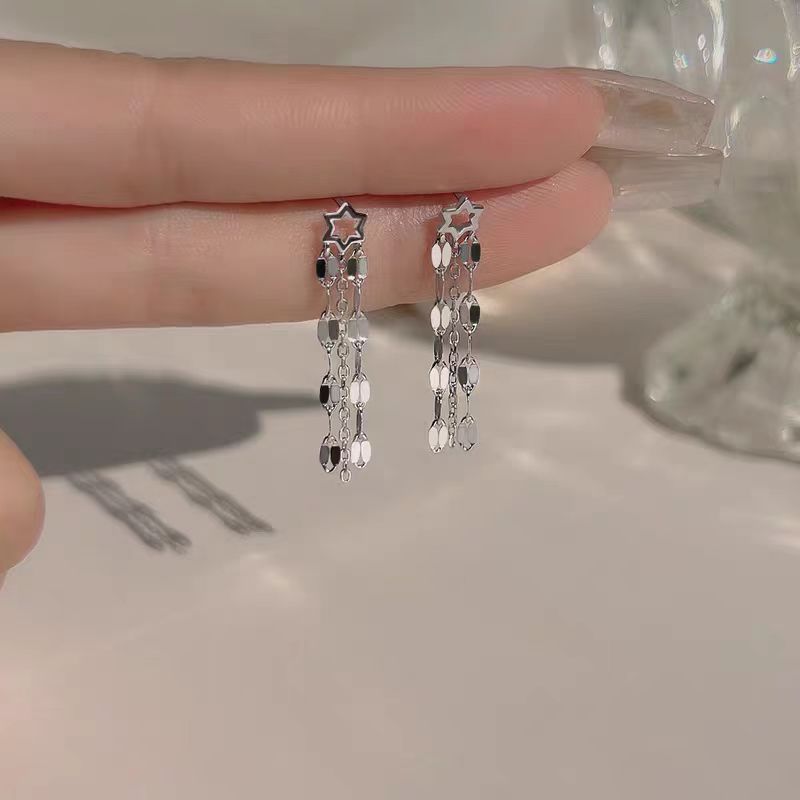 The star tassel earrings are a light luxury and niche design for women. The stud earrings exude a sense of sophistication and elegance. They are a new internet-famous style in 2025 Specification drawing