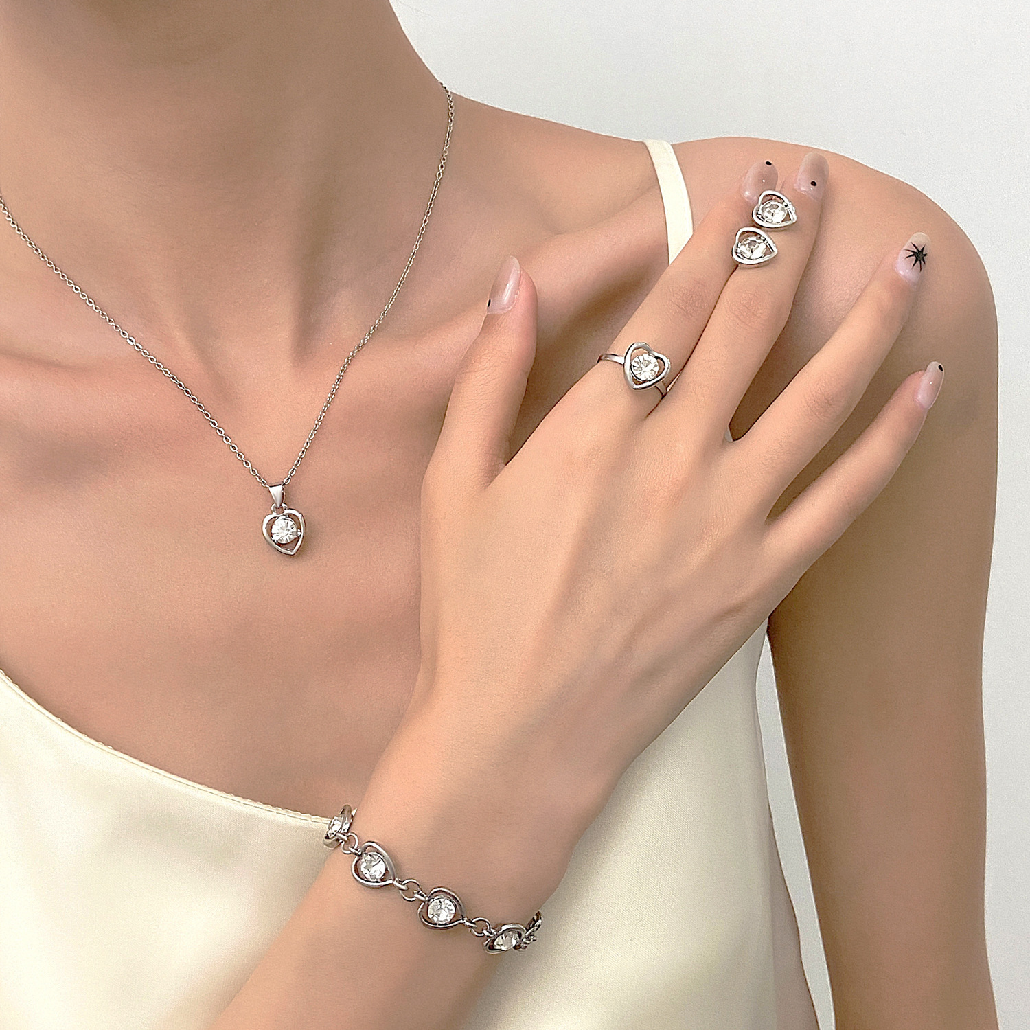 Cross-border best-selling crystal heart-shaped jewelry set, women's personality and temperament heart-to-heart talk necklace, earrings, ring and bracelet four-piece set Specification drawing