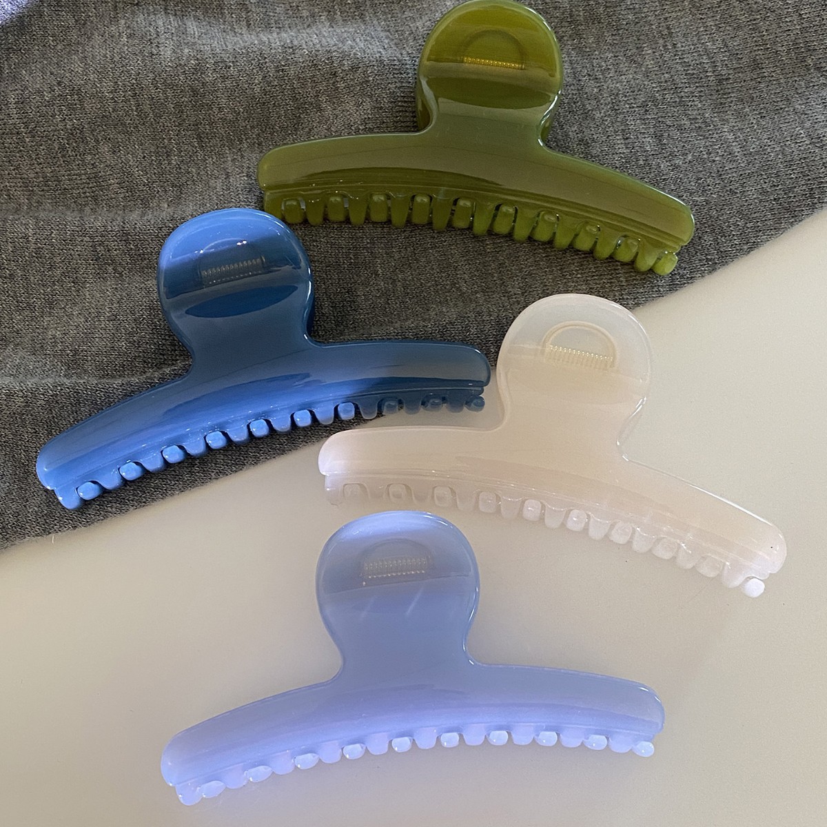 2025 New Korean style, simple and retro, versatile acrylic one-line grab clip, high-end and fashionable updo, shark clip details Picture