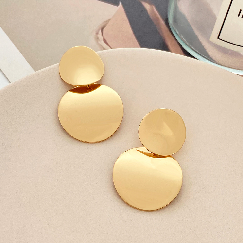 Retro round alloy stud earrings, European and American ins three-dimensional glossy earrings, fashionable and versatile, trendy earrings and earrings Application Scenario