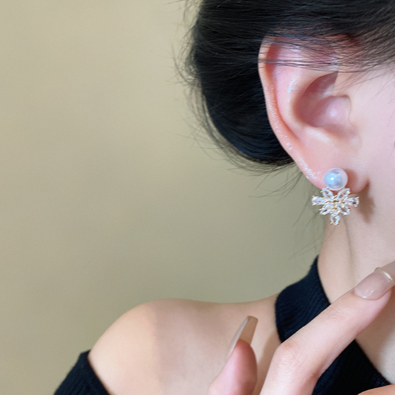 The light luxury, niche and exquisite zircon maple leaf earrings are fashionable and versatile for women, exuding a sense of elegance and sophistication. The pearl stud earrings are best-selling earrings Application Scenario