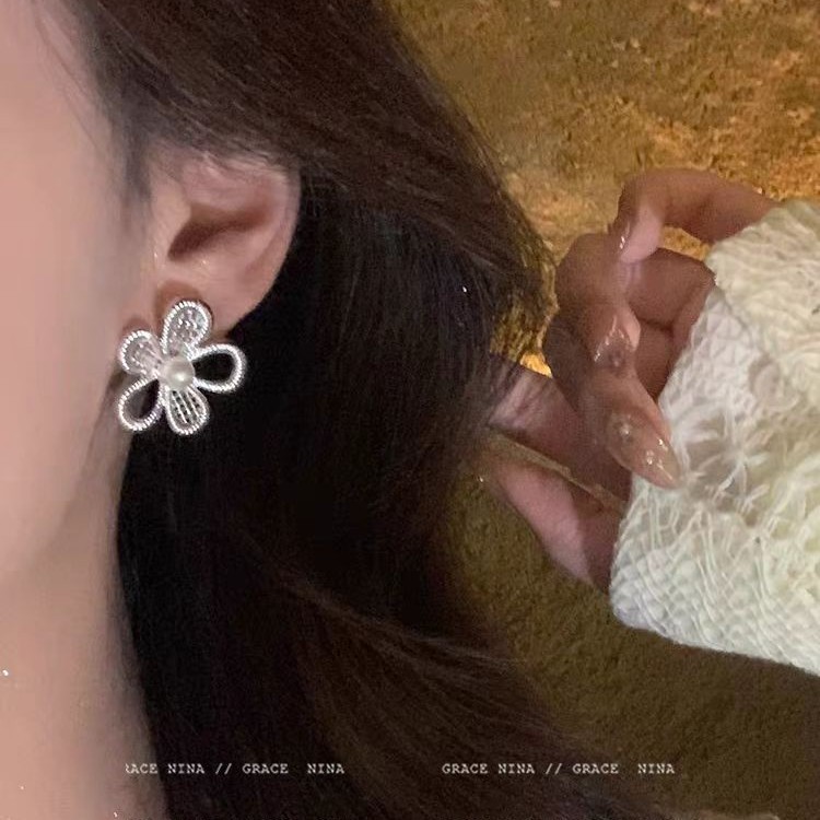 Unique design ~ Korean-style hollowed-out flower pearl earrings, women's light luxury and high-end style, elegant stud earrings, cool and refreshing earrings Application Scenario