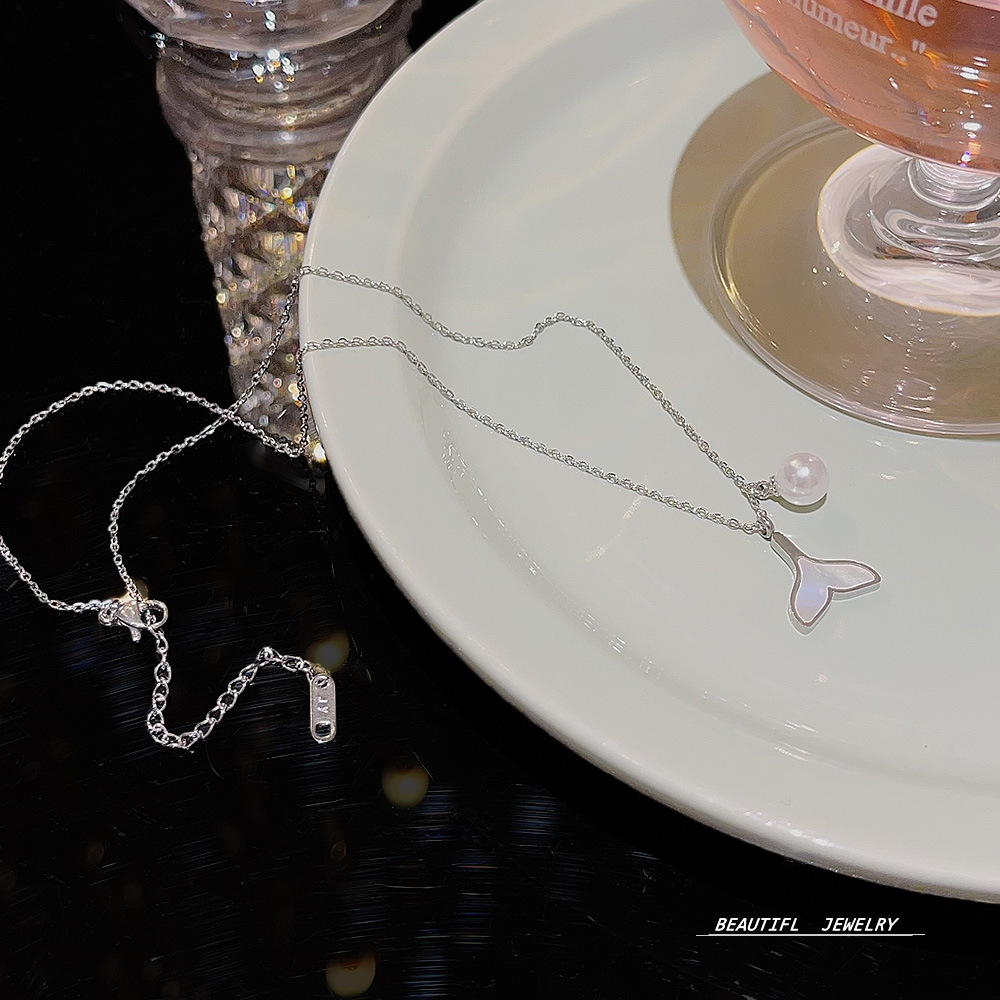 The fishtail pearl necklace has a design sense that does not fade. It features a light luxury design and a new collarbone chain. It is a stylish neck chain and a niche accessory Application Scenario