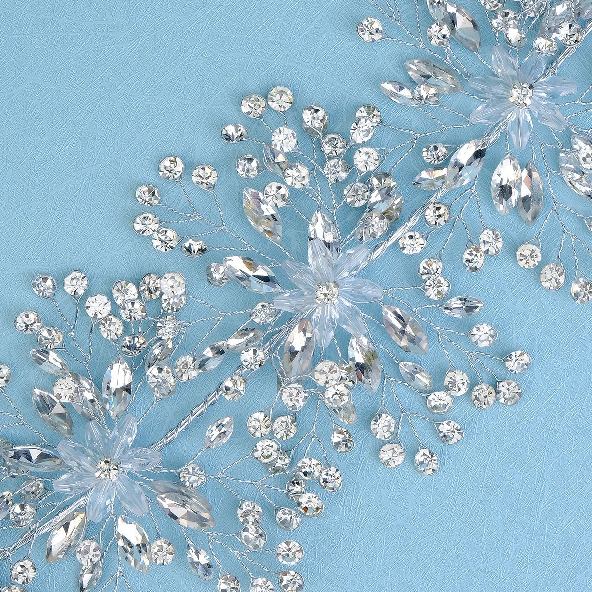 New luxurious and heavy industrial crystal hair bands from Europe and America, wedding headwear for brides, wedding photo accessories, rhinestone tassel hair bands Application Scenario