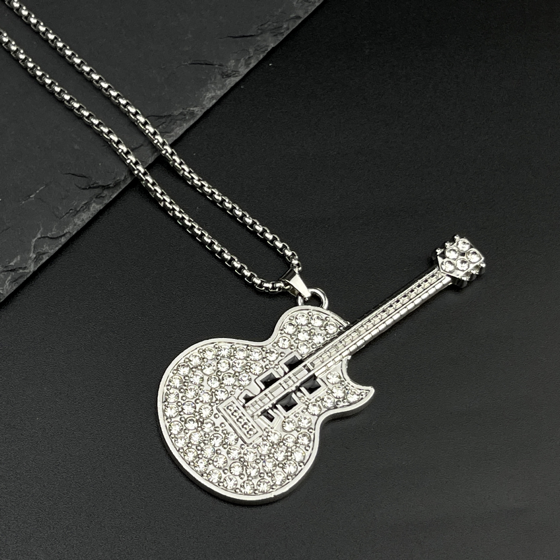 Wholesale of new European and American style personalized music guitar pendants, fashionable and niche full-diamond titanium steel necklaces for men and women Specification drawing