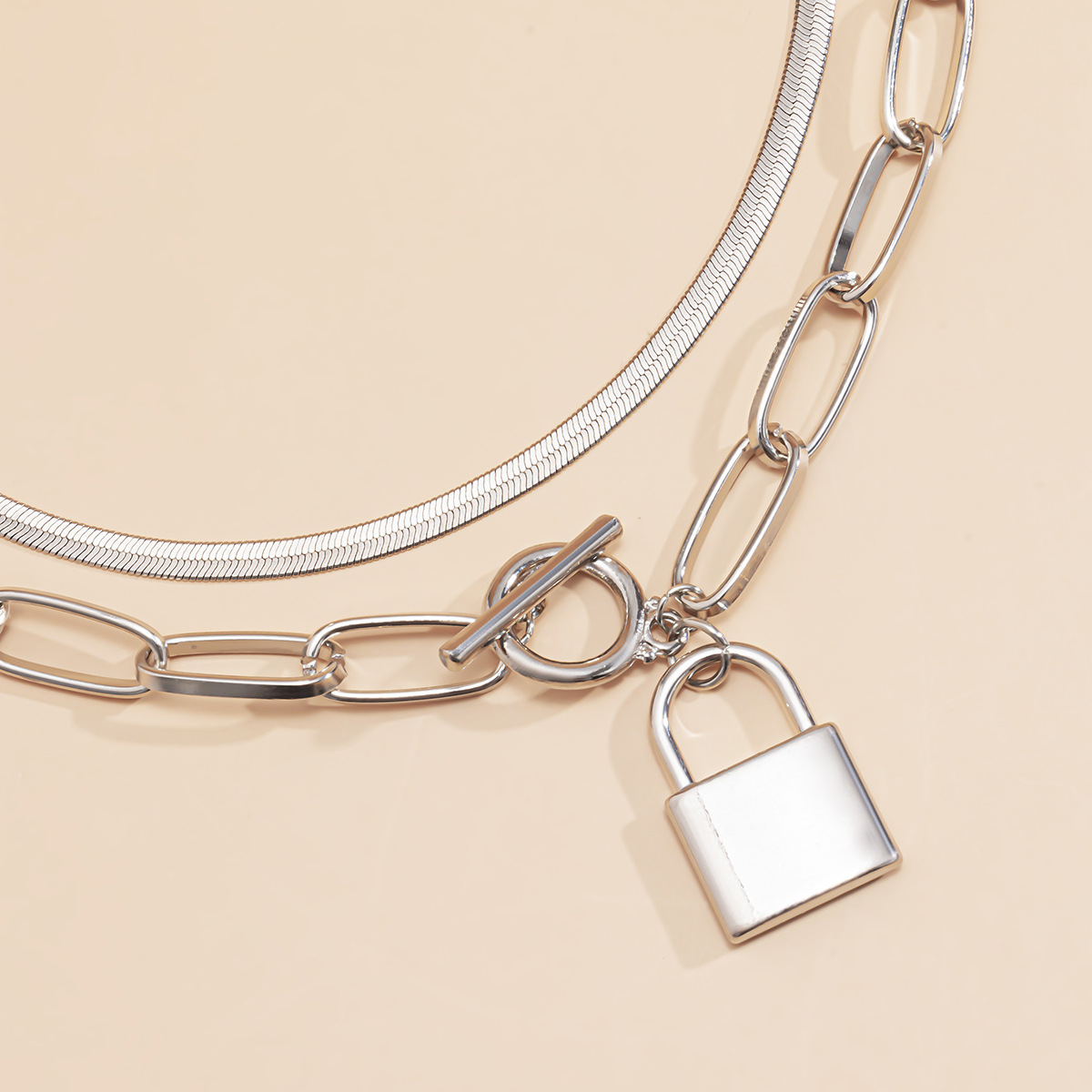 European and American cross-border jewelry, simple and individual snake bone chain lock necklace, women's fashion and creative OT lock, versatile collarbone chain Application Scenario