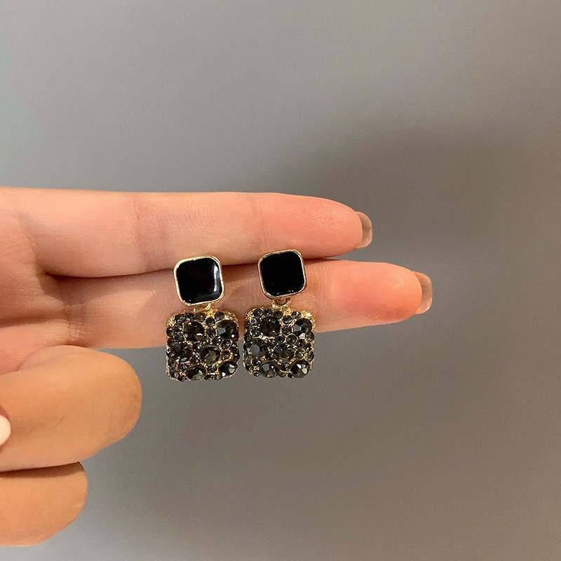 Black glazed light luxury diamond-encrusted earrings for women, a new Korean niche design with a high-end feel, popular stud earrings Application Scenario