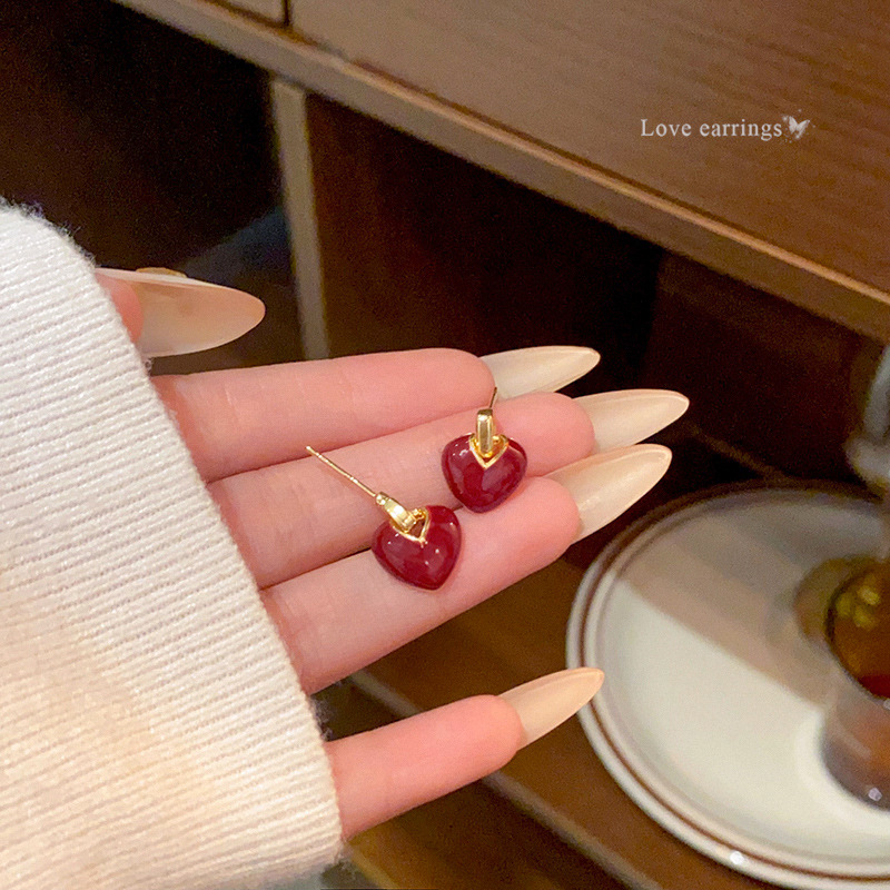 Simple glazed red heart-shaped stud earrings for women, with a light luxury and high-end feel, are popular online celebrity earrings and retro French new earrings full figure
