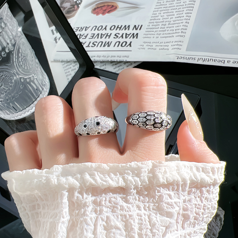 A new exquisite and light luxury leopard print drip glaze individual open ring, a punk check pattern for women, a high-end and fashionable index finger ring trend full figure