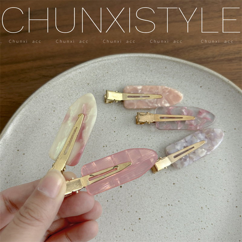 Pink shell-patterned skateboard acetate traceless duckbill clip, side hair clip, forehead broken hair, bangs clip, hair clip headwear Application Scenario