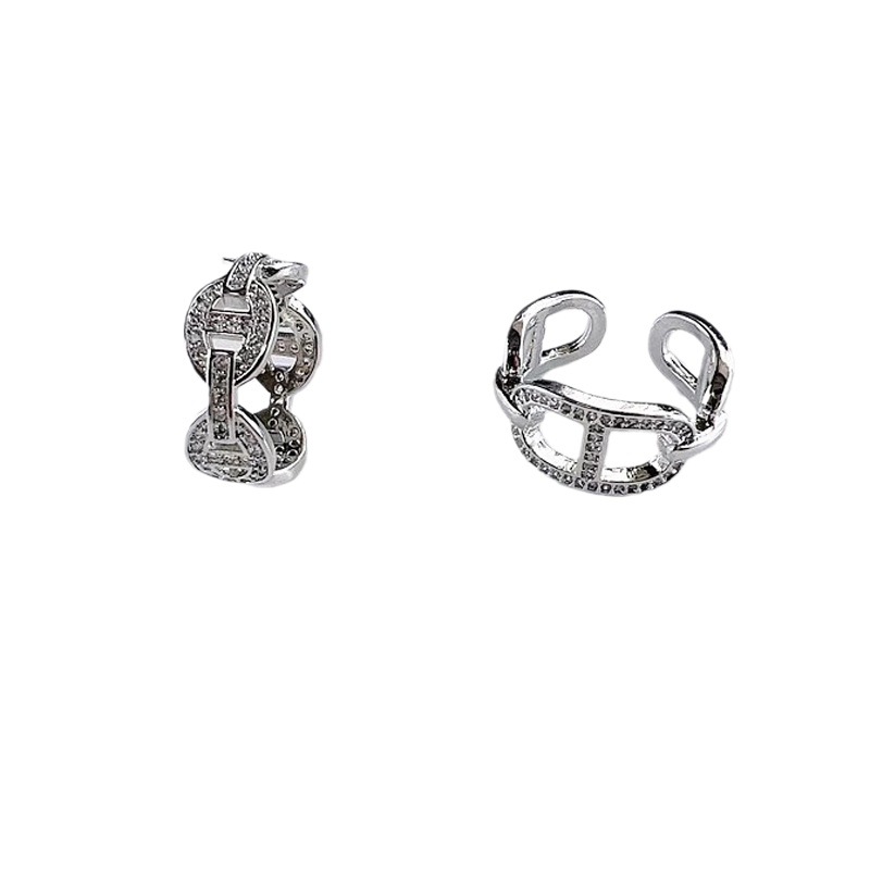 This niche design, diamond-encrusted zircon pig nose ring, is fashionable and individualistic for women. It is a light luxury and high-end open-mouth ring for women Item Picture