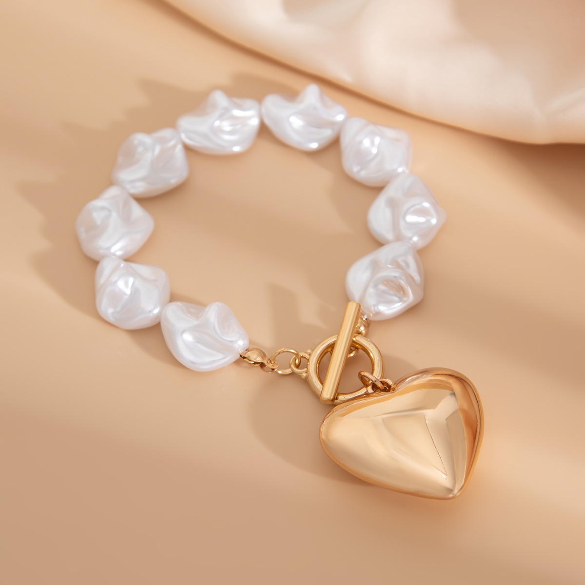 European and American cross-border jewelry, fashionable heart-shaped hollow pendant, collarbone chain, simple flat beaded pearl necklace set Application Scenario