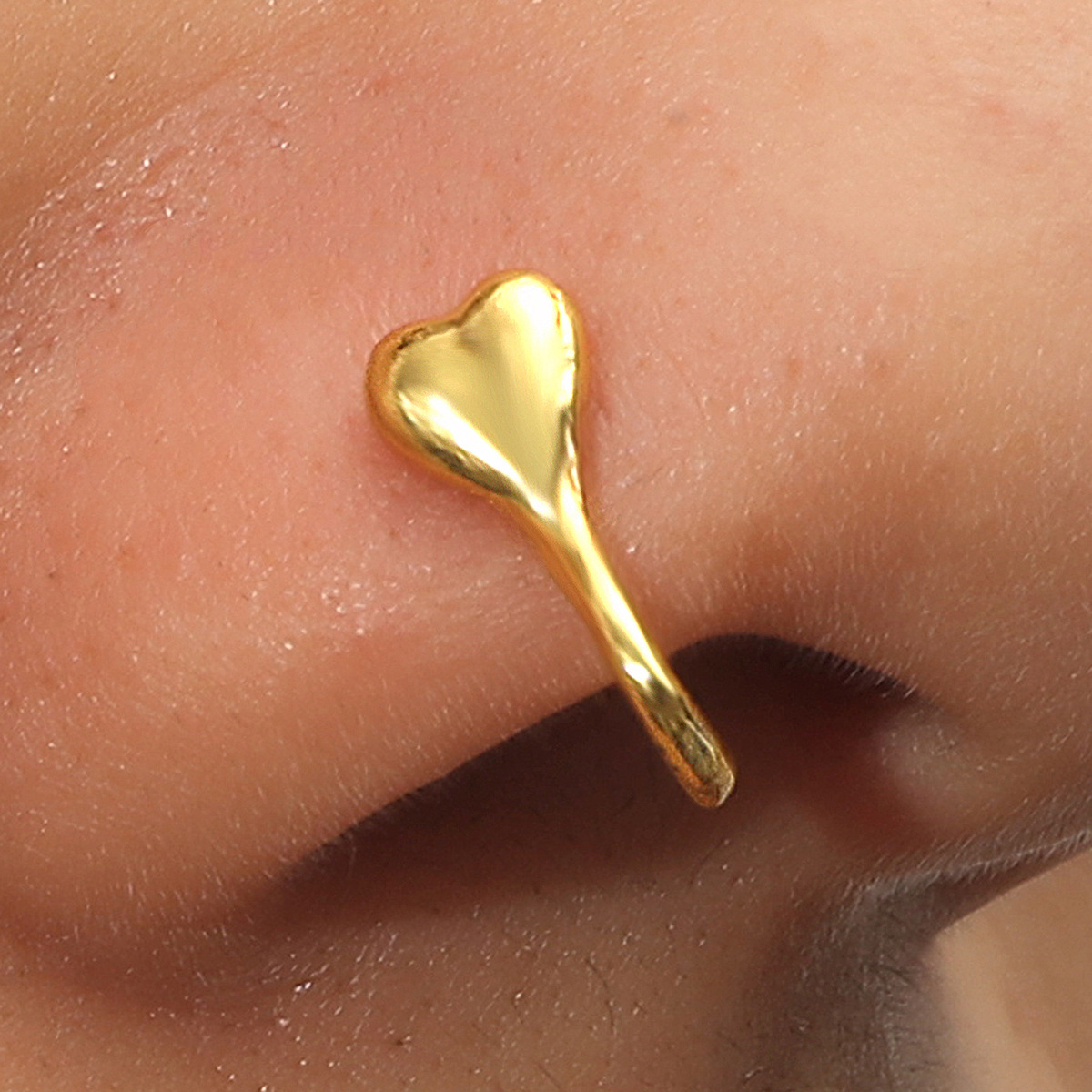A new type of popular zircon nose ring metal U-shaped leaf heart-shaped nose nail and nose accessory for export in Europe and America, featuring a simple and piercing design details Picture