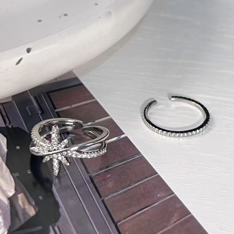 The star ring is a simple and niche design for women in an Instagram style. It features an eight-pointed star index finger ring that is versatile and elegant Application Scenario