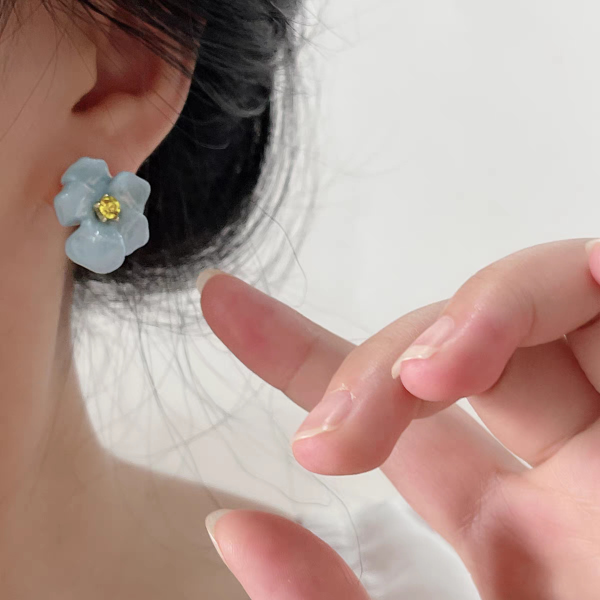 Summer vacation oil-dripping blue flower earrings, women's niche retro earrings, exquisite and high-end, stud earrings, trendy earrings Application Scenario