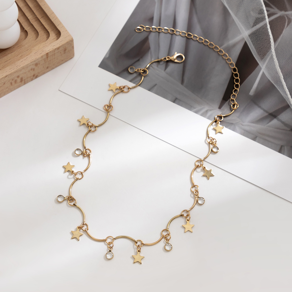 European and American style sweet and cool geometric star-shaped tassel versatile collarbone chain necklace, simple imitation crystal water wave chain necklace Application Scenario