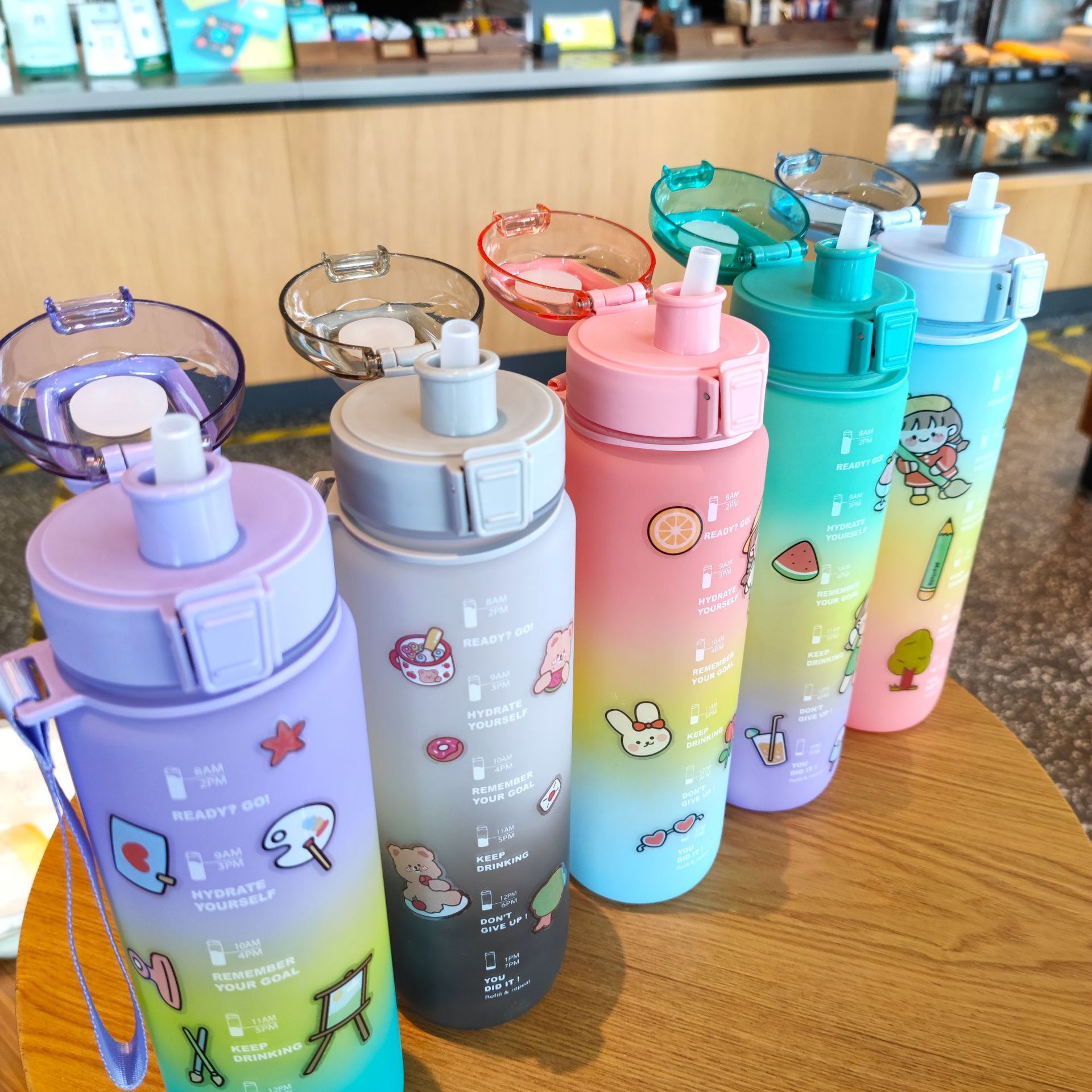 Wholesale of popular new products comes with 2D stickers, 1000ml gradient frosted straws, plastic water bottles and portable handle water cups full figure