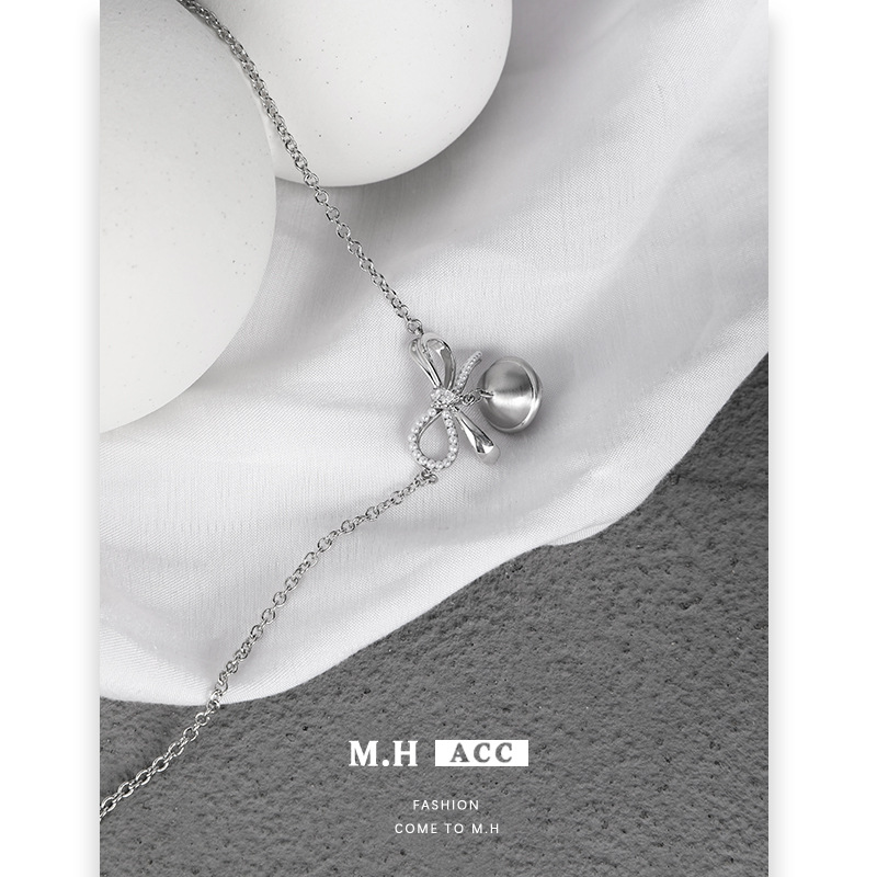 Original design bow bell necklace accessory for women, light luxury, versatile, high-end, fashionable and exquisite new collarbone chain Application Scenario