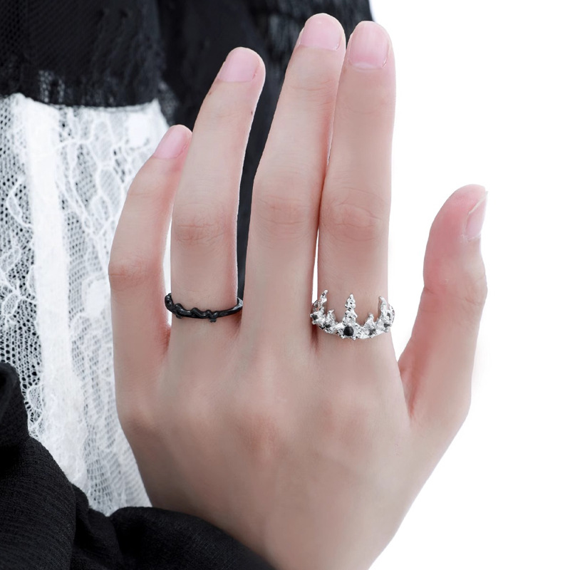 Dark zircon cool crown color-blocked open ring, a niche design for women with a sense of sophistication. The index finger ring can be stacked and removed full figure