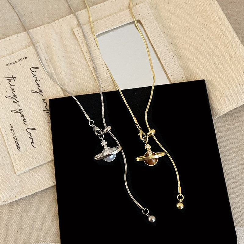 The pull-out three-dimensional planet necklace exudes a light luxury, fashionable and elegant charm. It's a versatile necklace for commuting and a sweater chain details Picture