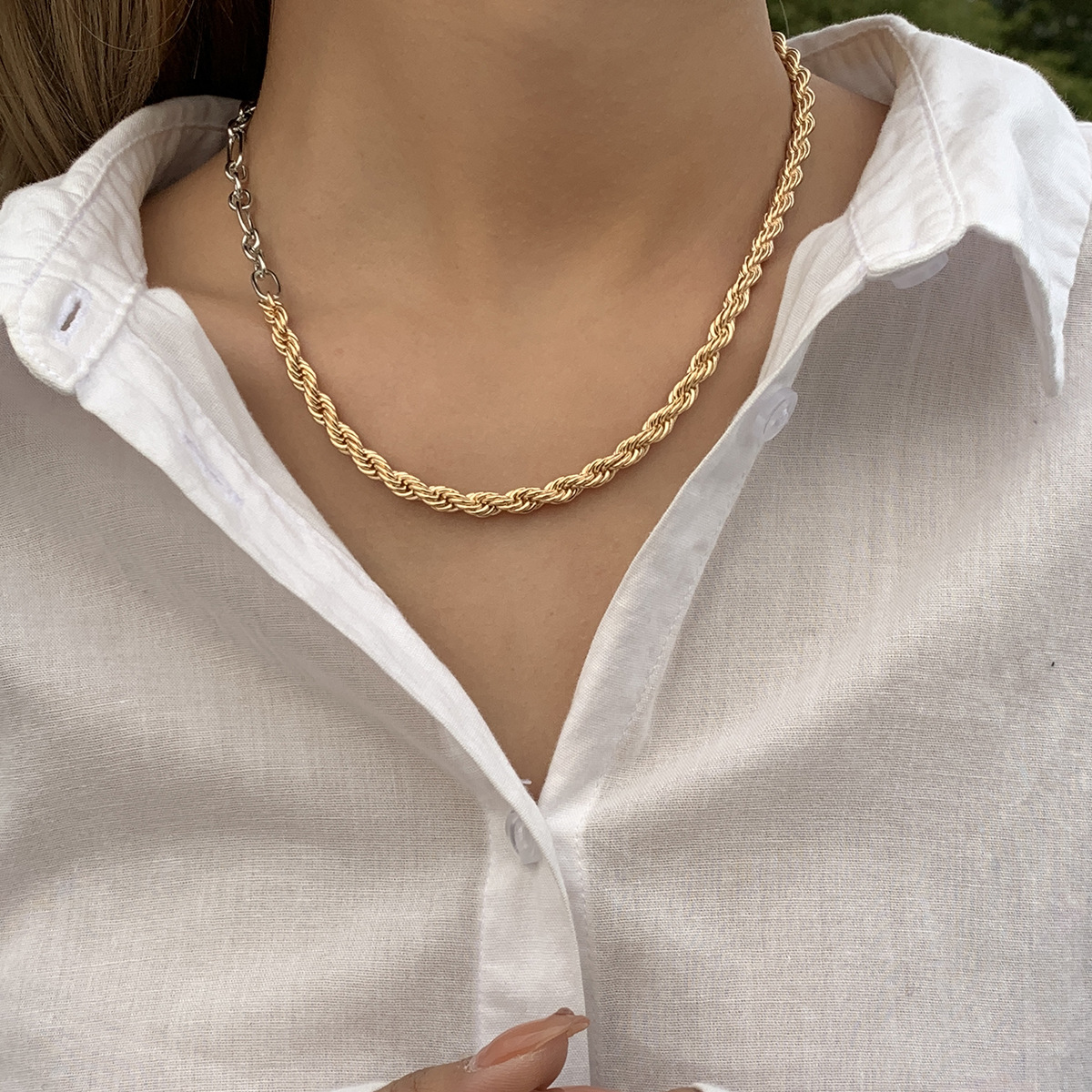 A new fashionable and trendy metal mixed-color necklace from Europe and America, with a simple and elegant style and a twist chain details Picture