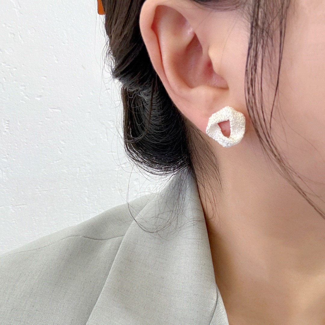 New unique geometric stud earrings for women in 2025, with a light luxury, niche and high-end feel, are fashionable and versatile on Instagram details Picture