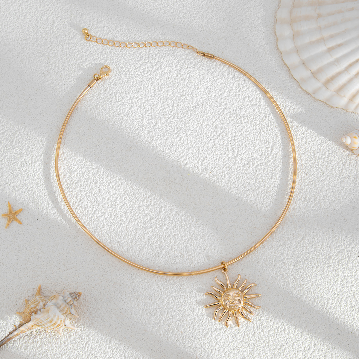 European and American cross-border accessories, retro and simple sun pendant, collarbone chain, fashionable alloy necklace necklace collar Application Scenario