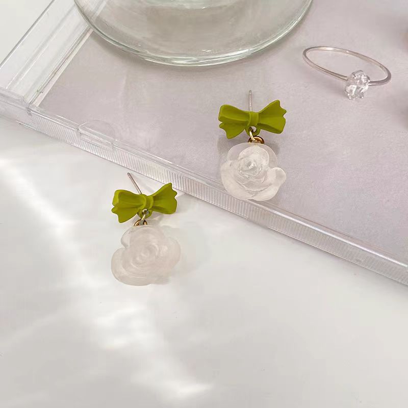 Summer fresh Fruit Green 2025 internet-famous bestseller earrings, niche design sense, floral high-end, sweet and stylish stud earrings Application Scenario