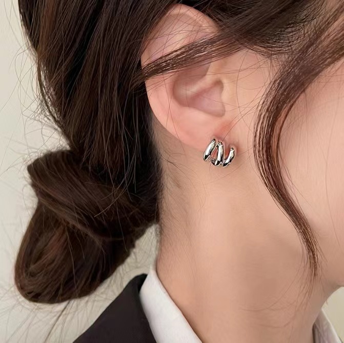 The 2025 new best-selling three-layer ear ring earrings are a high-end, niche design for women. The stud earrings are elegant, versatile and simple details Picture