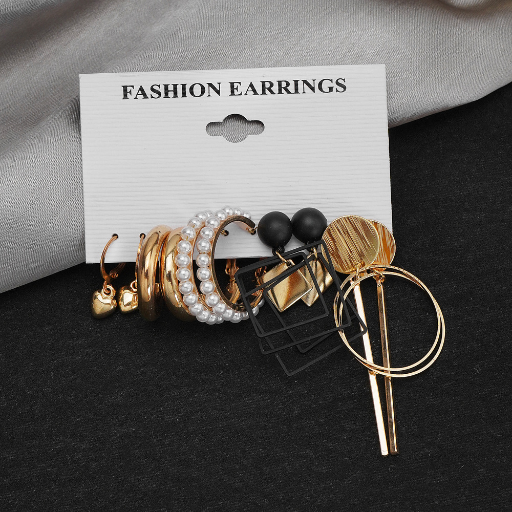 Cross-border supply of new triangular circular stud earrings from Europe and America, creative retro and fashionable alloy earrings Application Scenario