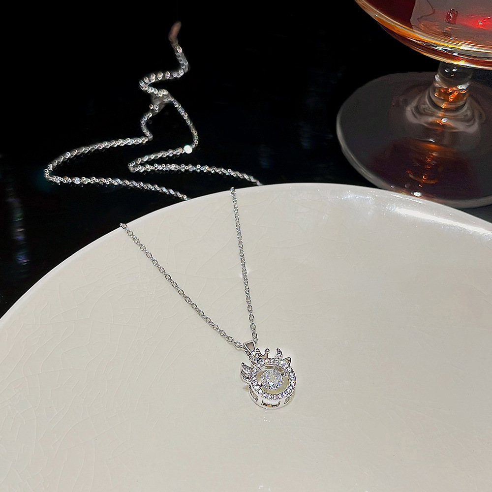 New dynamic deer titanium steel necklace, a fashionable and beating heart for women, a popular collarbone chain, a niche Korean version necklace accessory full figure