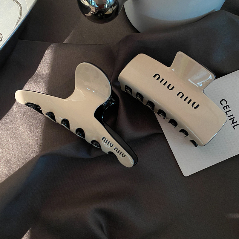A new miumiu hair clip headpiece with a high-end square square feel, featuring an acetic acid claw clip at the back of the head for women Specification drawing