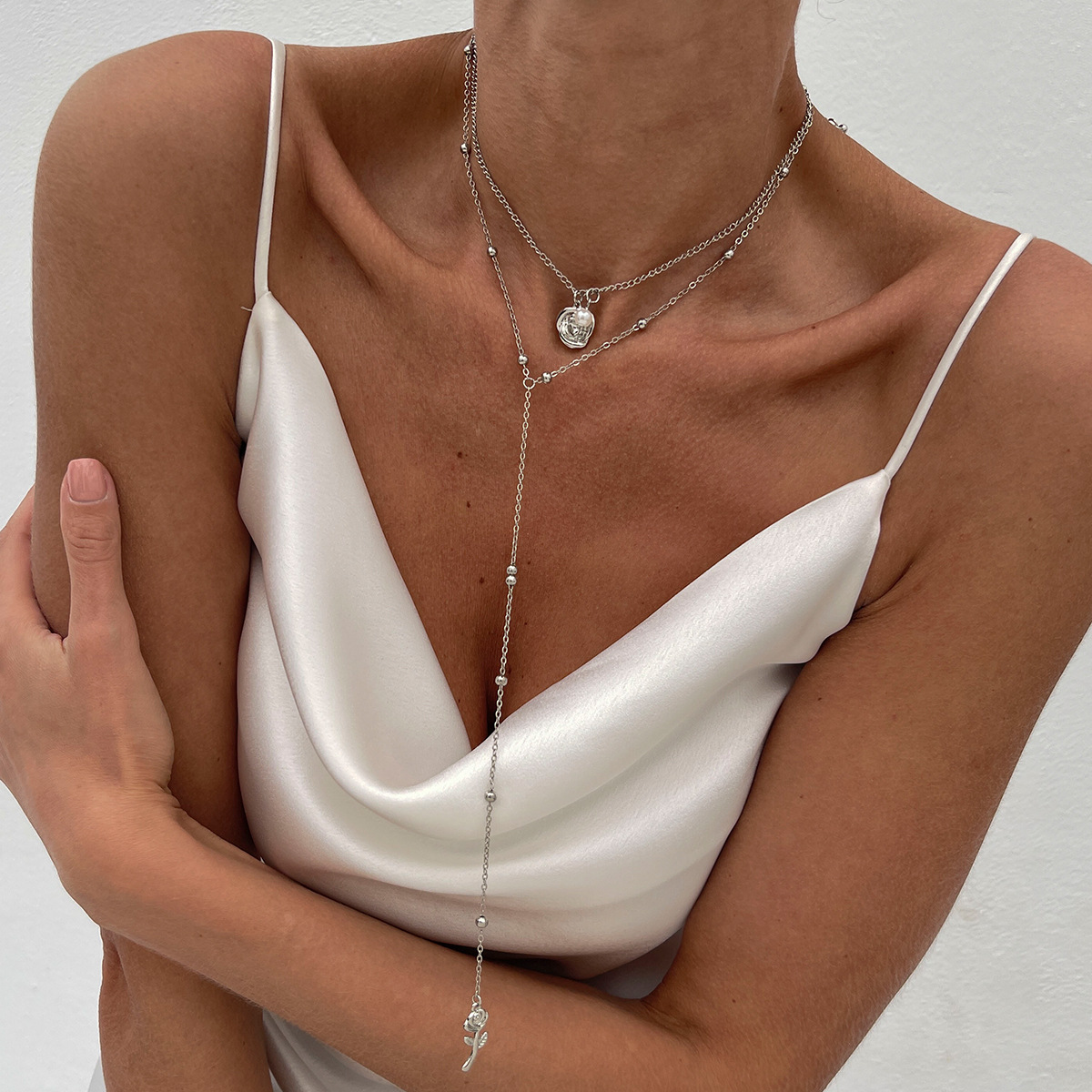 European and American cross-border jewelry, fashionable rose alloy pendant, special necklace, high-end pearl Y-shaped collarbone chain Specification drawing