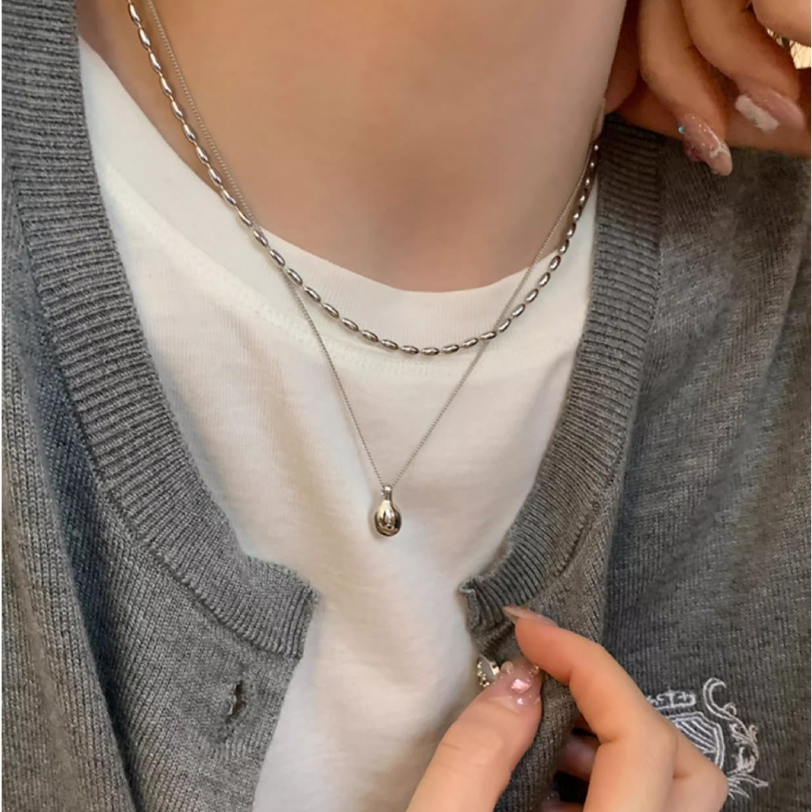 A minimalist silver double-layer necklace with a niche design for women, exuding a simple and elegant charm. It features a water drop pendant and a rice-grain collarbone chain Specification drawing