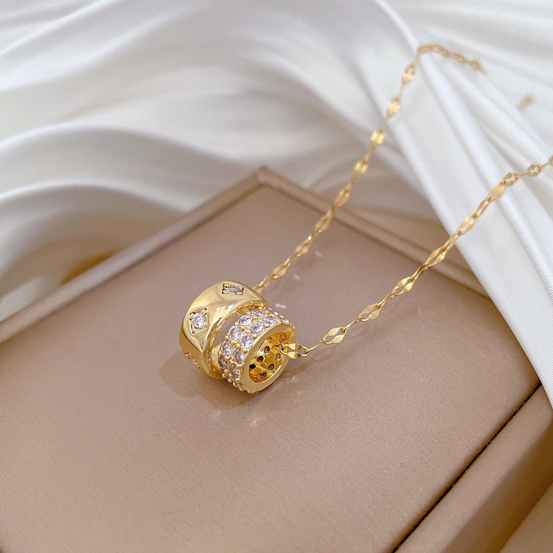 【 Titanium Steel 】 Double-ring mini waist, full diamond, fashionable, light luxury, elegant and luxurious, full diamond necklace, versatile collarbone chain for women Application Scenario