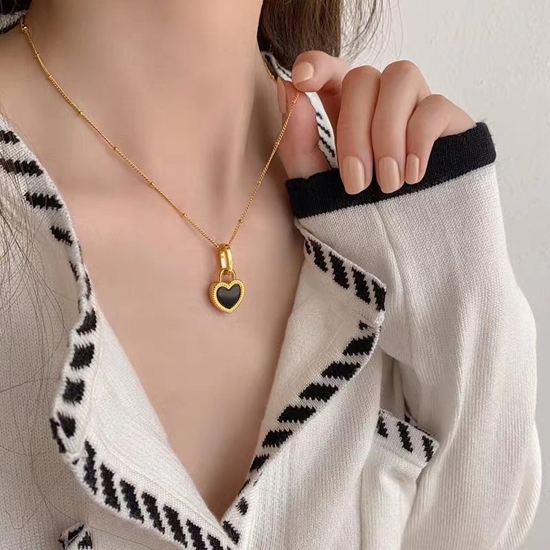 Black and white double-sided shell heart pendant necklace for women, Korean retro, simple and individual heart collarbone chain necklace accessory full figure