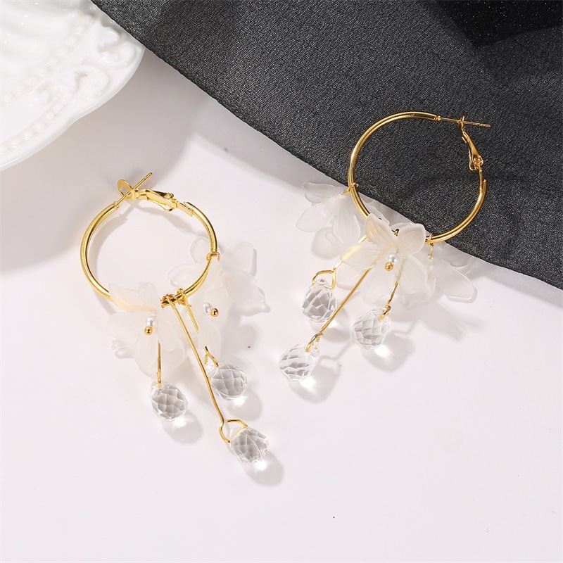 New Korean version of fashionable crystal flower earrings, versatile and elegant fairy stud earrings, Dongdaemun jewelry from South Korea Application Scenario
