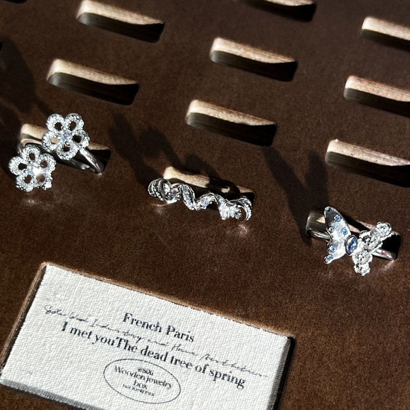 Old money style simple and exquisitely carved flower ring for women, retro blue diamond butterfly, individual, light luxury, high-end fashion ring Application Scenario