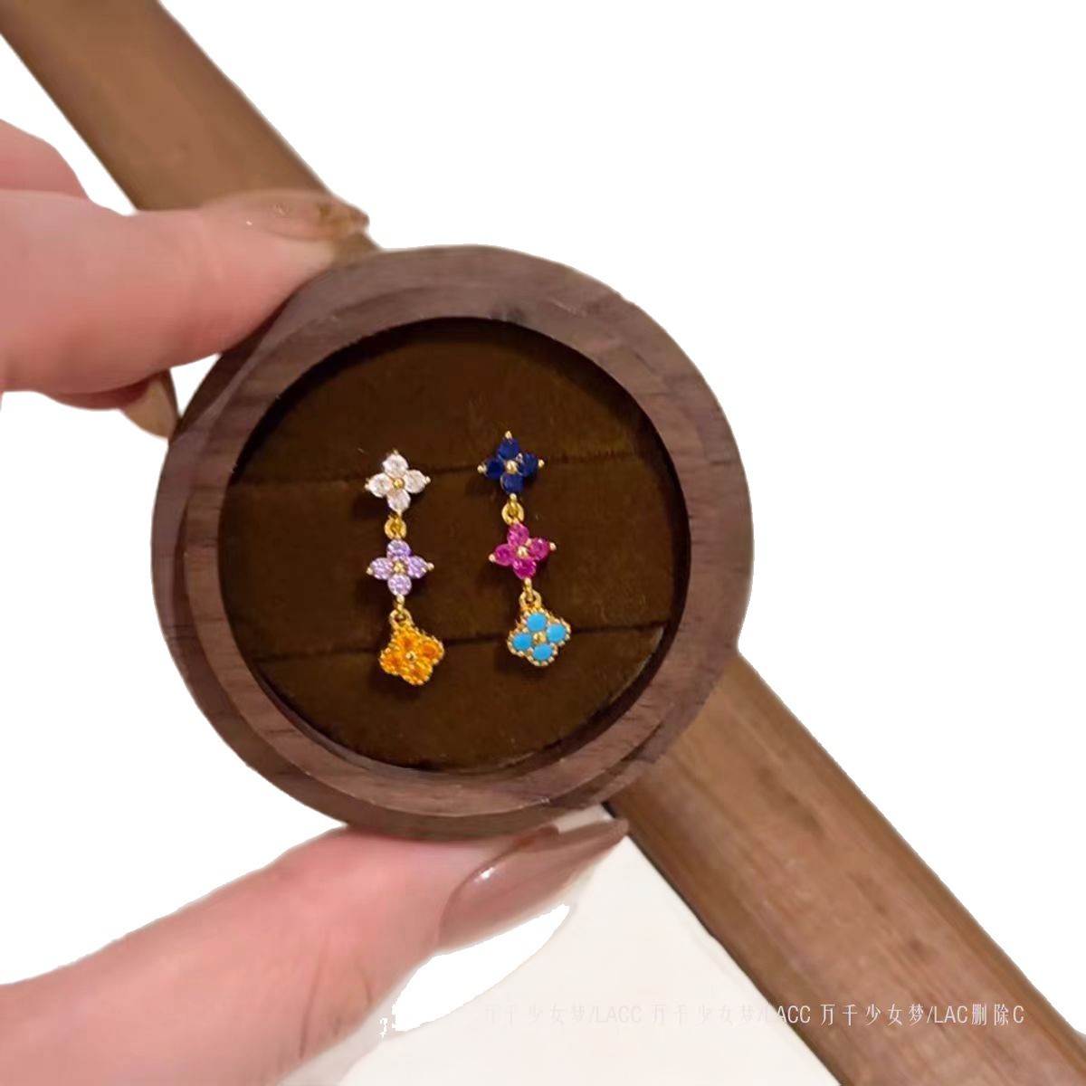 So beautiful! The zirconium four-leaf clover tassel earrings exude a light luxury and high-end charm. They are unique and exquisite earrings for women Item Picture