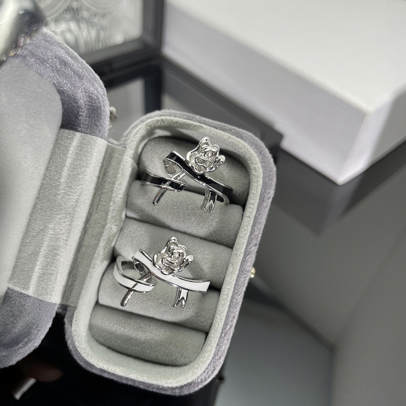 This is a unique design for women, featuring a rose bow, ribbon, open ring, irregular and fashionable, versatile couple rings Specification drawing