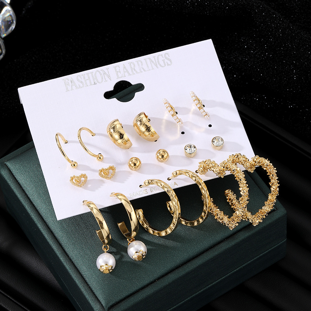 European and American cross-border bestseller heart-shaped stud earrings, pearl women's earrings, creative French retro gold ear ring set Application Scenario