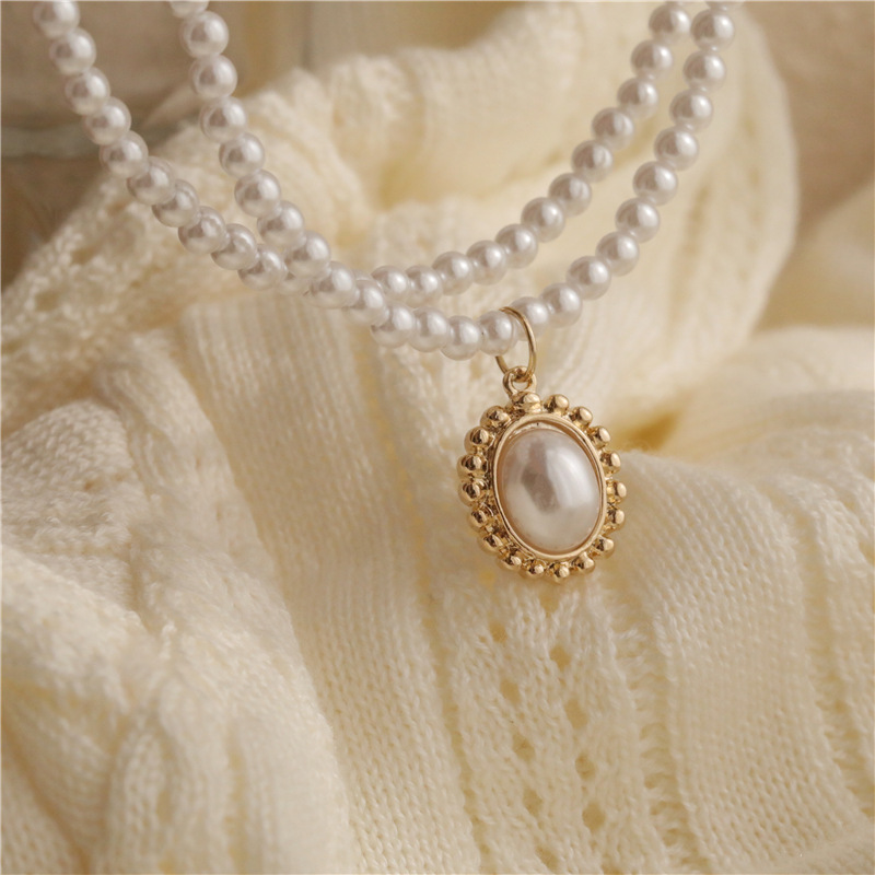 Elegant and retro French double-layer pearl necklace, a popular female InS-style collarbone chain, a simple and niche design accessory Application Scenario