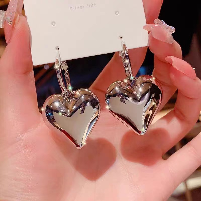 The new 2025 model of the stylish and high-end heart-shaped ear rings for women features a unique and versatile design with a three-dimensional heart-shaped stud Specification drawing